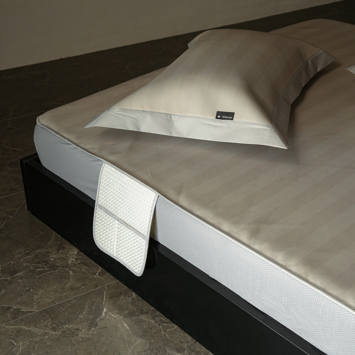 91家纺网 家纺一手货源 找家纺 三味舒屋 2026新款松间觅光系列印花冰丝席 觅光黄 床笠款