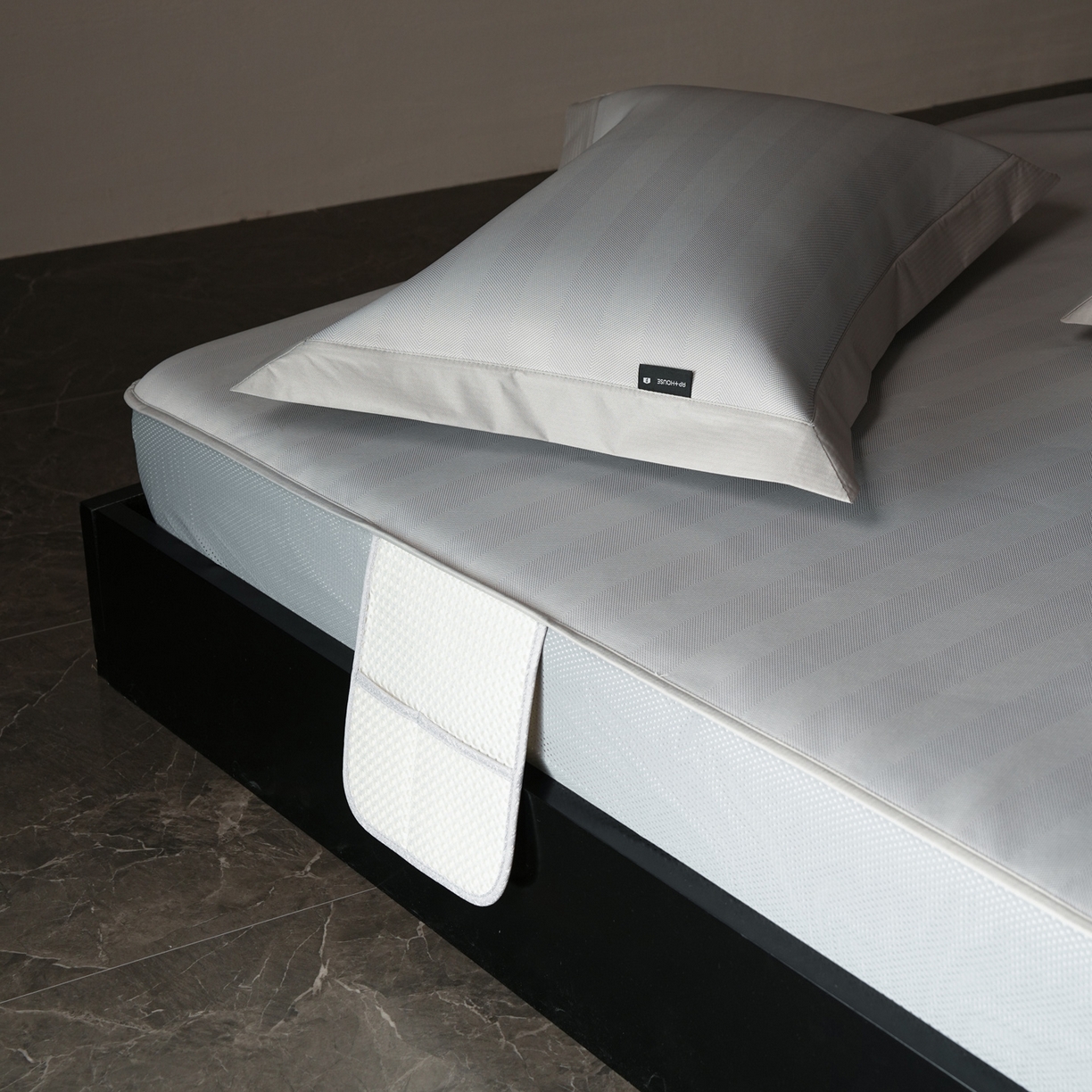 91家纺网 家纺一手货源 找家纺 三味舒屋 2026新款松间觅光系列印花冰丝席 觅光灰 床笠款