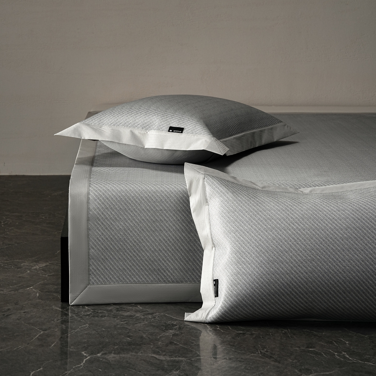 91家纺网 家纺一手货源 找家纺 三味舒屋 2026新款松间觅光系列印花冰丝席 松叶灰