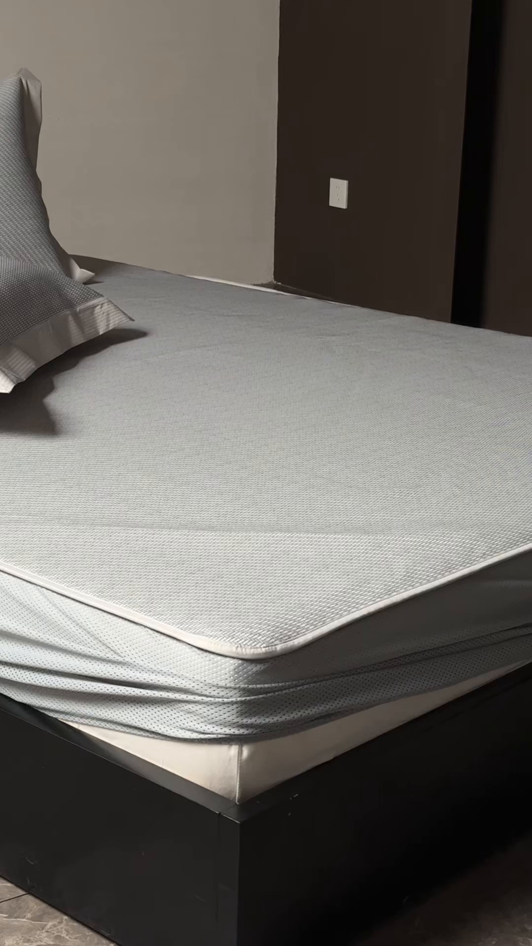 91家纺网 家纺一手货源 找家纺 三味舒屋 2026新款松间觅光系列印花冰丝席 松叶灰 床笠款