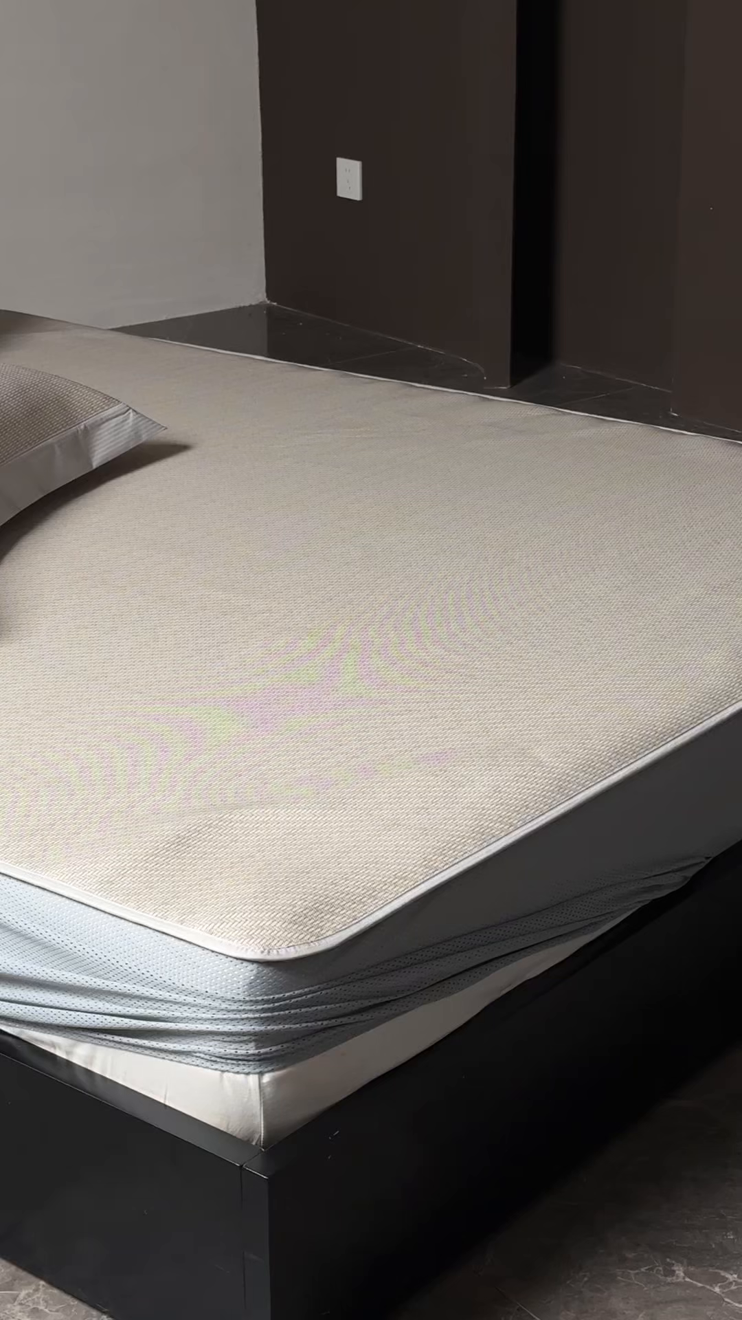 91家纺网 家纺一手货源 找家纺 三味舒屋 2026新款松间觅光系列印花冰丝席 松叶米 床笠款