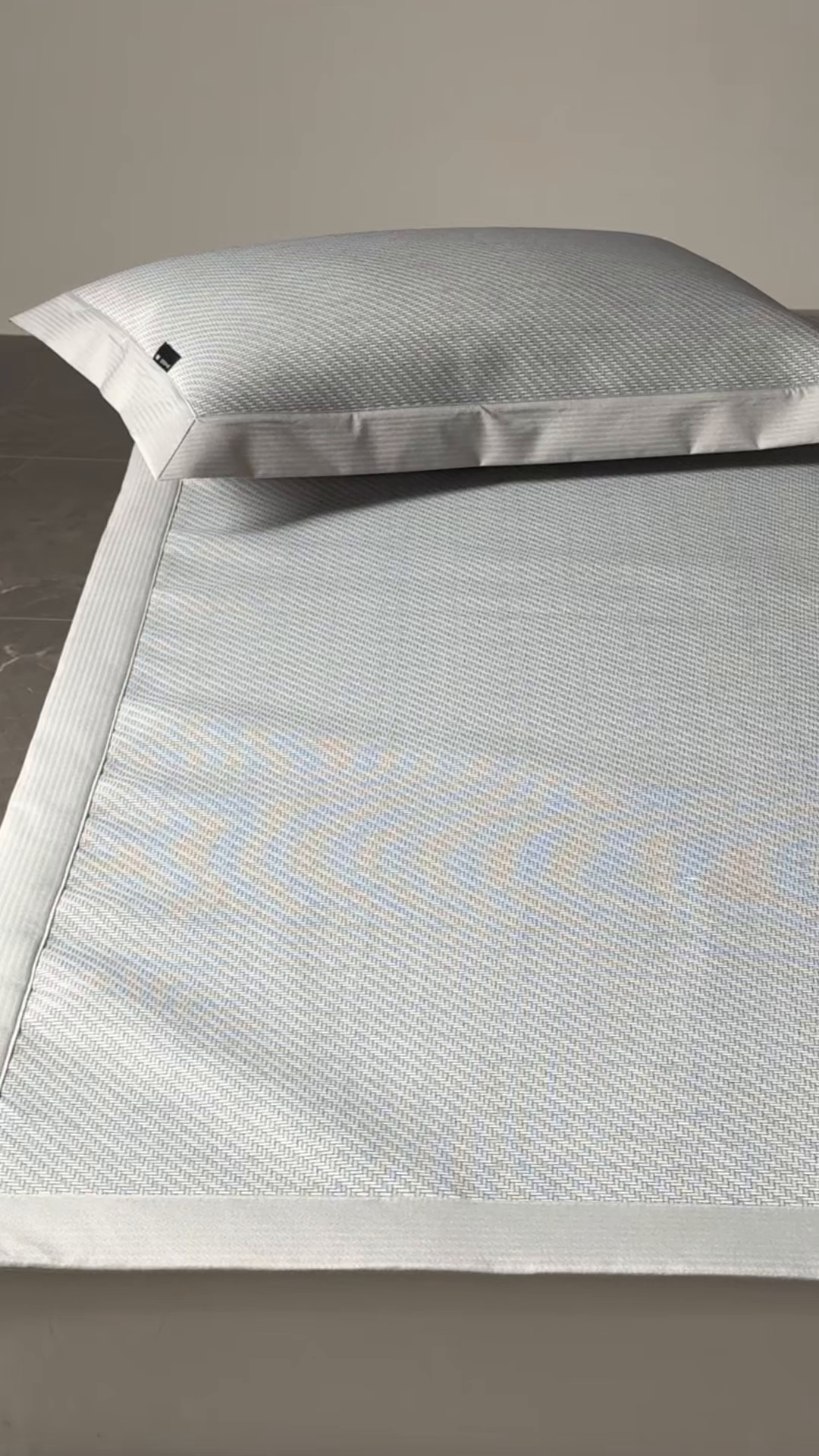 91家纺网 家纺一手货源 找家纺 三味舒屋 2026新款松间觅光系列印花冰丝席 松叶灰