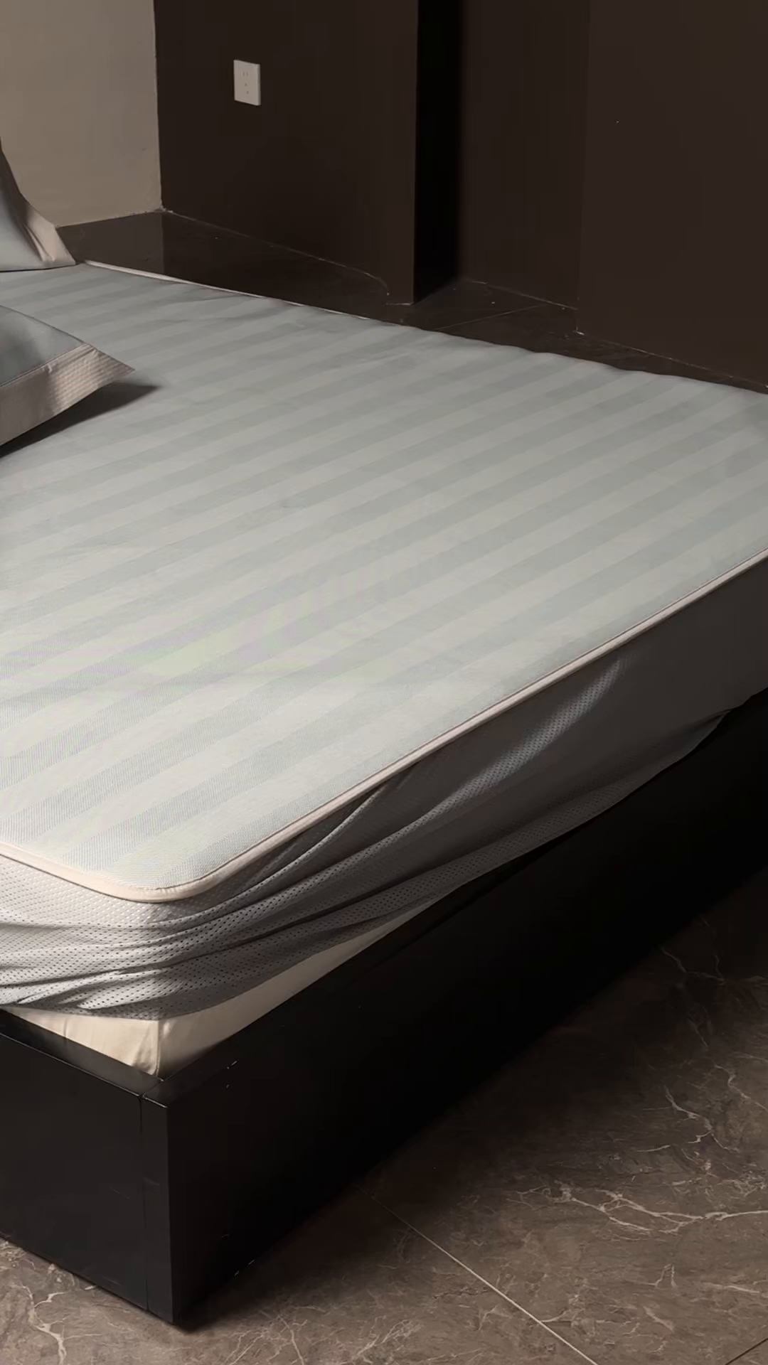 91家纺网 家纺一手货源 找家纺 三味舒屋 2026新款松间觅光系列印花冰丝席 觅光黄 床笠款