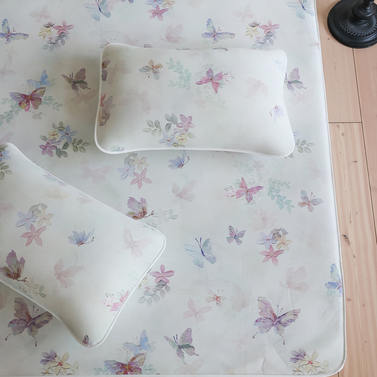 91家纺网 家纺一手货源 找家纺 三味舒屋 2026新款【花屿蝶】系列印花冰感丝软凉席凉垫 流光