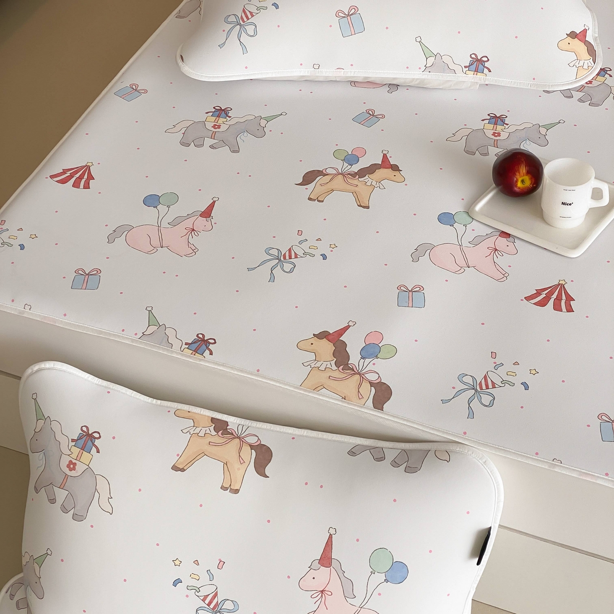 91家纺网 家纺一手货源 找家纺 三味舒屋 2026新款【甜梦派对】印花凉感丝软凉席凉垫（床笠款） 派对礼礼