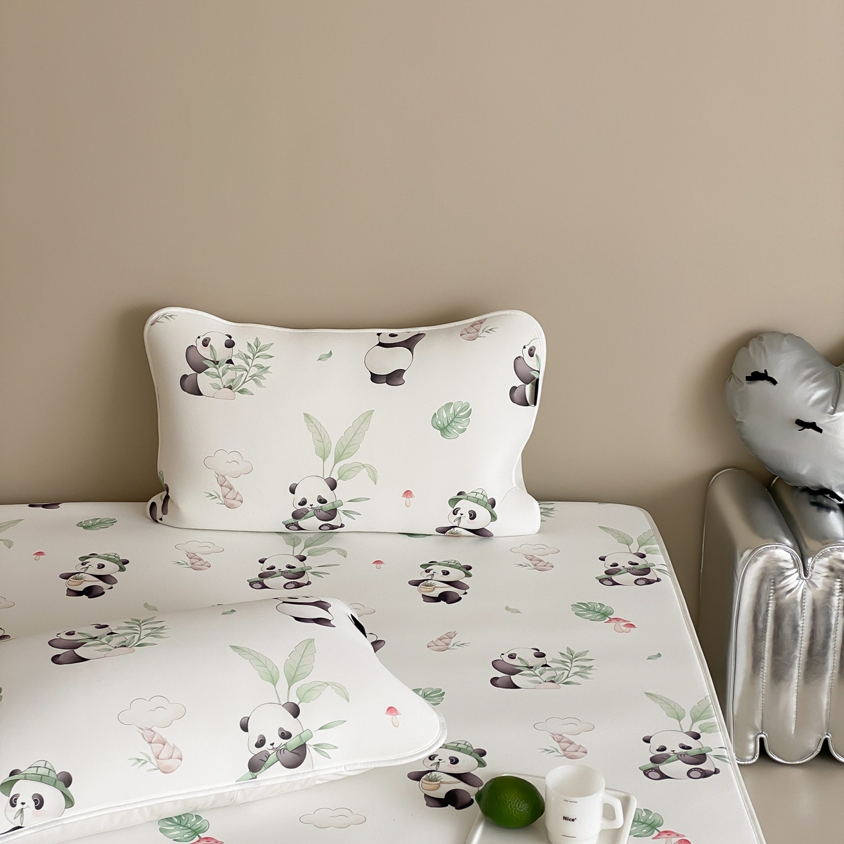 91家纺网 家纺一手货源 找家纺 三味舒屋 2026新款【甜梦派对】印花凉感丝软凉席凉垫（床笠款） 熊猫滚滚