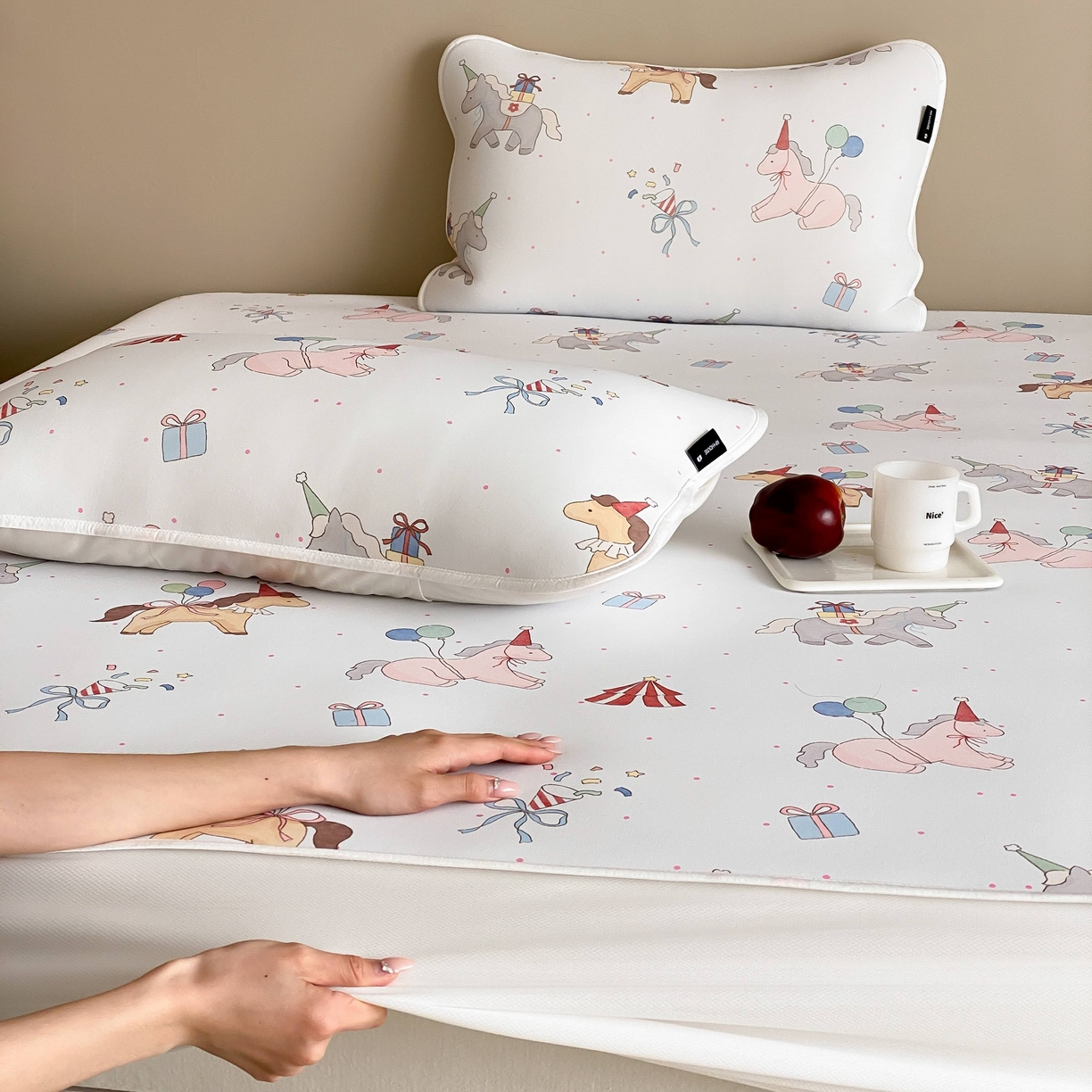 91家纺网 家纺一手货源 找家纺 三味舒屋 2026新款【甜梦派对】印花凉感丝软凉席凉垫（床笠款） 派对礼礼