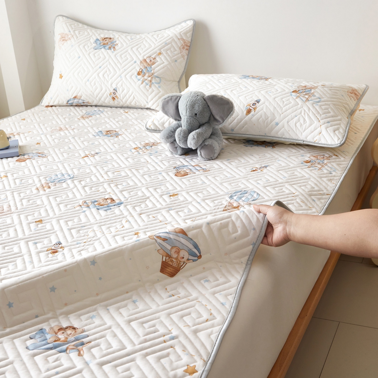 91家纺网 家纺一手货源 找家纺 舒居家纺 2026新款卡通可爱全棉床护垫软床垫垫子-大床图 嘉年华