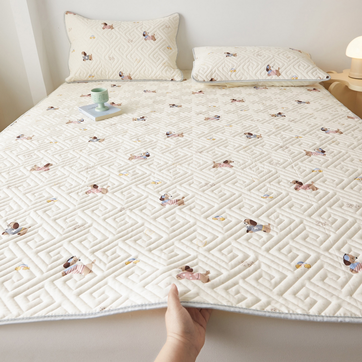 91家纺网 家纺一手货源 找家纺 舒居家纺 2026新款卡通可爱全棉床护垫软床垫垫子-大床图 围脖狗狗