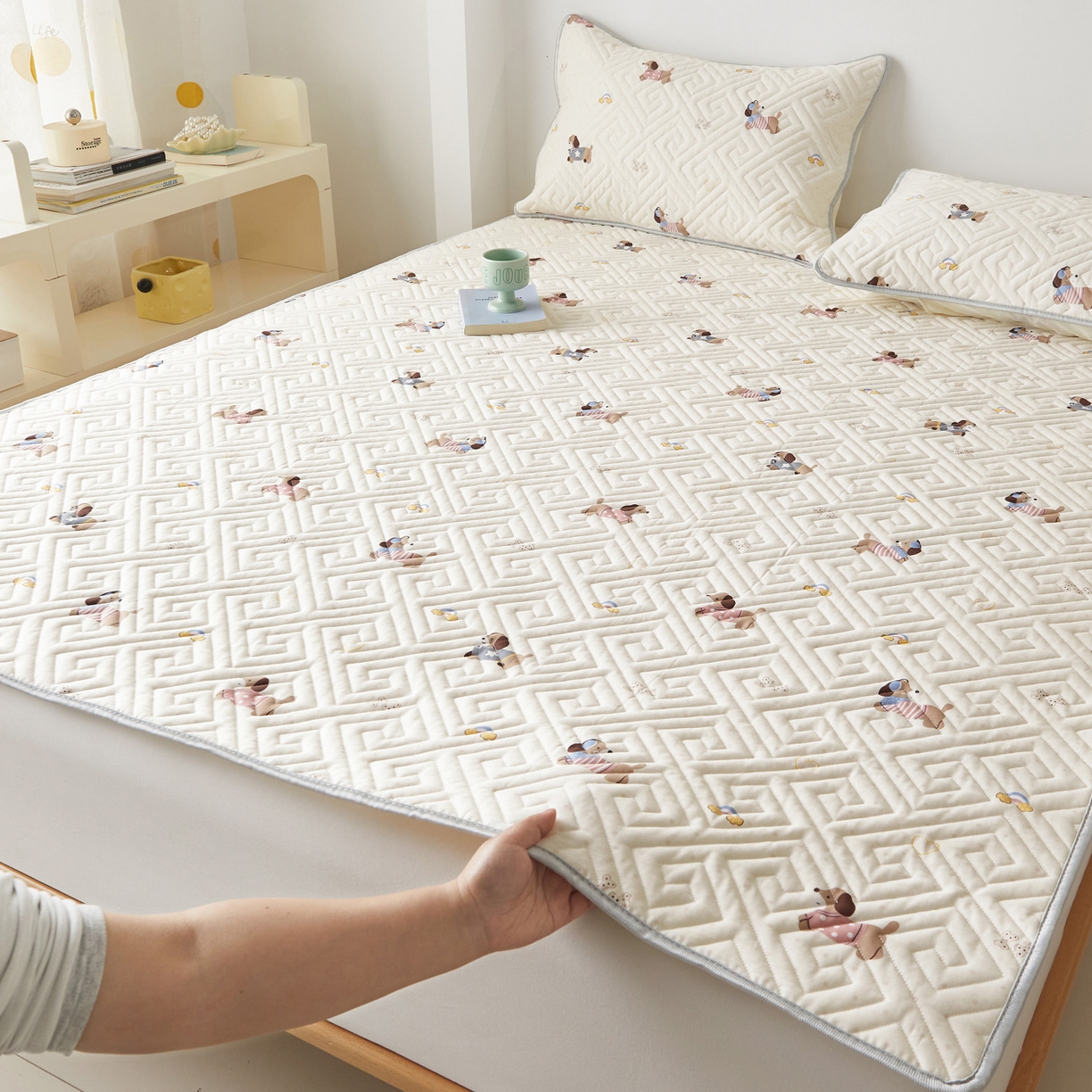 91家纺网 家纺一手货源 找家纺 舒居家纺 2026新款卡通可爱全棉床护垫软床垫垫子-大床图 围脖狗狗