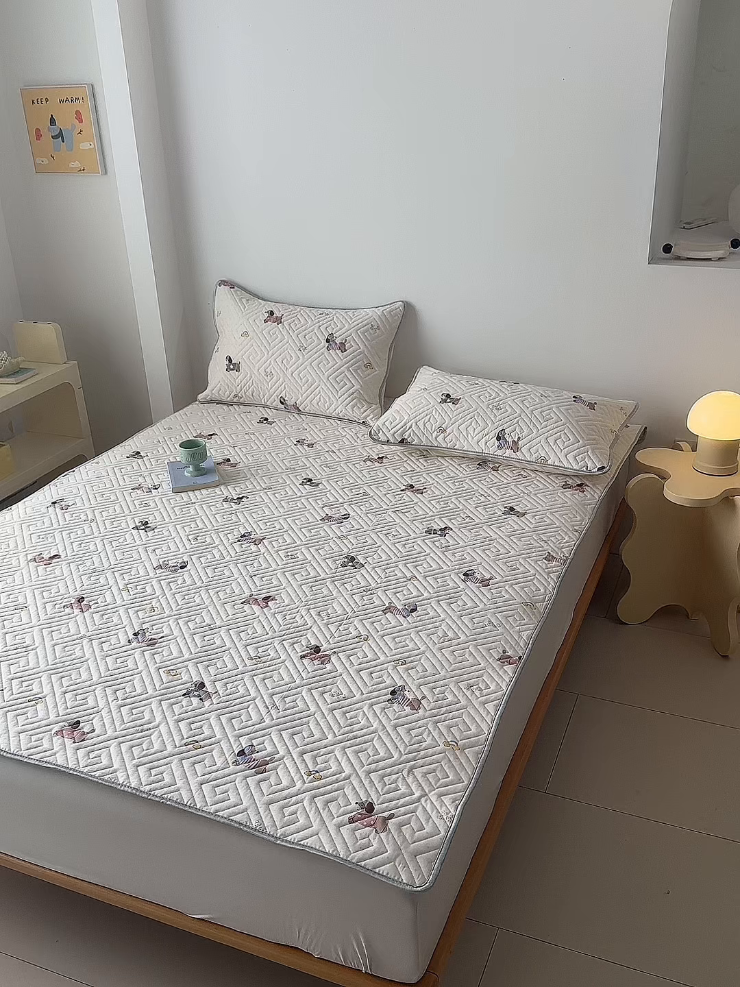 91家纺网 家纺一手货源 找家纺 舒居家纺 2026新款卡通可爱全棉床护垫软床垫垫子-大床图 围脖狗狗