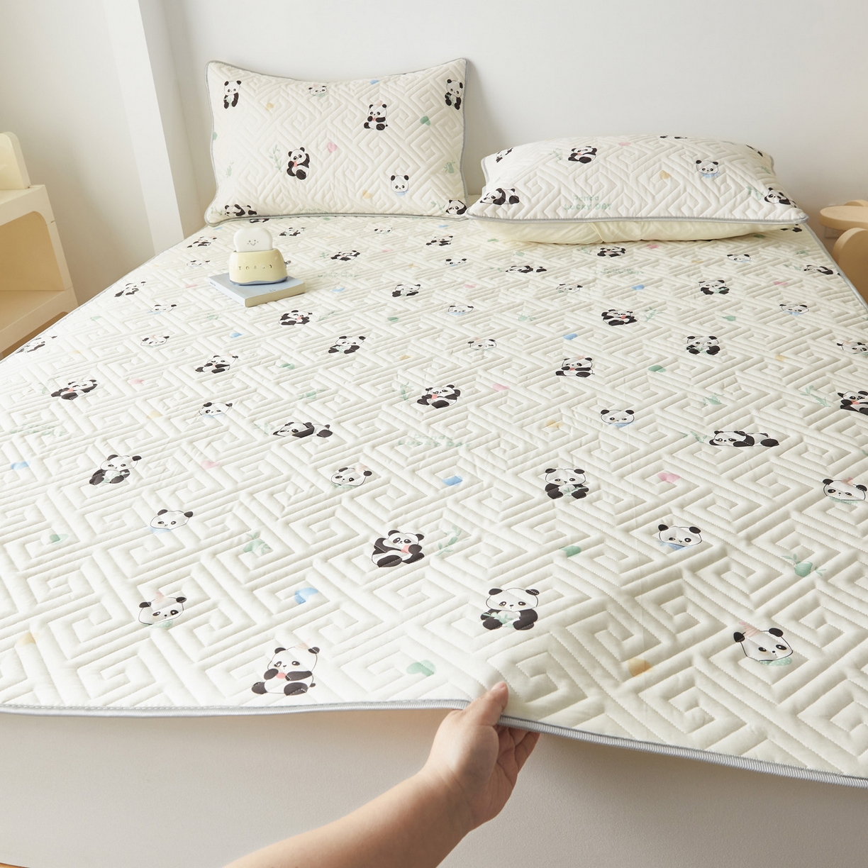 91家纺网 家纺一手货源 找家纺 舒居家纺 2026新款卡通可爱全棉床护垫软床垫垫子-大床图 熊猫彩绘