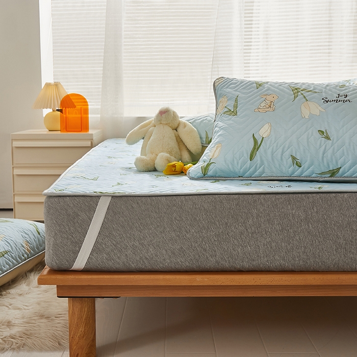 91家纺网 家纺一手货源 找家纺 舒居家纺 2026新款卡通可爱全棉床护垫软床垫垫子-大床图 百合兔-草绿