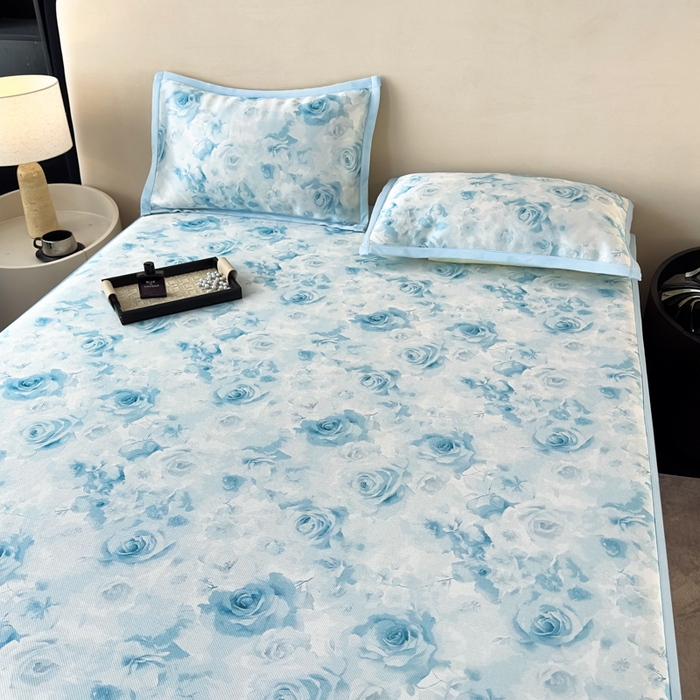 91家纺网 家纺一手货源 找家纺 春寻家纺 2026新款5D印花冰丝席复合三明治款凉席席子 蓝调花影