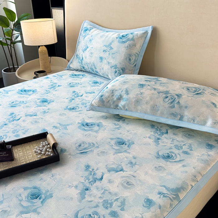 91家纺网 家纺一手货源 找家纺 春寻家纺 2026新款5D印花冰丝席复合三明治款凉席席子 蓝调花影