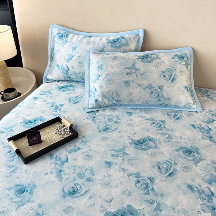 91家纺网 家纺一手货源 找家纺 春寻家纺 2026新款5D印花冰丝席复合三明治款凉席席子 蓝调花影