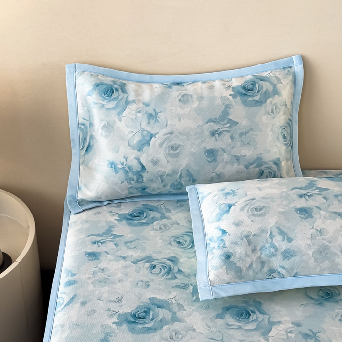 91家纺网 家纺一手货源 找家纺 春寻家纺 2026新款5D印花冰丝席复合三明治款凉席席子 蓝调花影