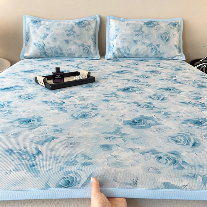 91家纺网 家纺一手货源 找家纺 春寻家纺 2026新款5D印花冰丝席复合三明治款凉席席子 蓝调花影