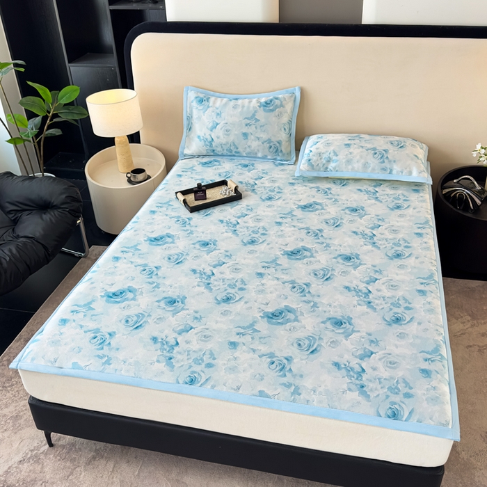 91家纺网 家纺一手货源 找家纺 春寻家纺 2026新款5D印花冰丝席复合三明治款凉席席子 蓝调花影