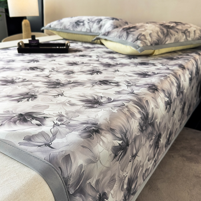 91家纺网 家纺一手货源 找家纺 春寻家纺 2026新款5D印花冰丝席复合三明治款凉席席子 墨染繁花