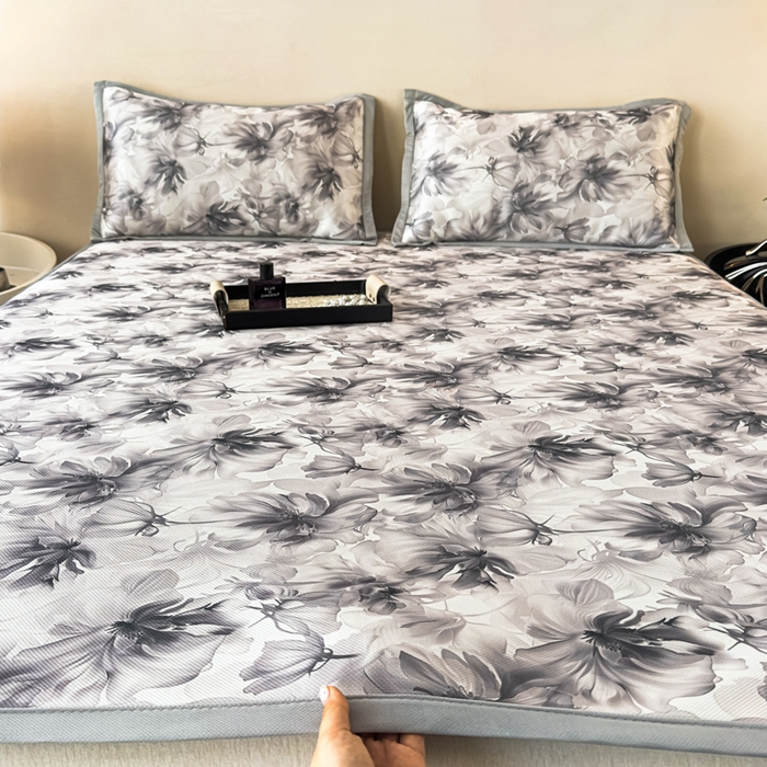 91家纺网 家纺一手货源 找家纺 春寻家纺 2026新款5D印花冰丝席复合三明治款凉席席子 墨染繁花