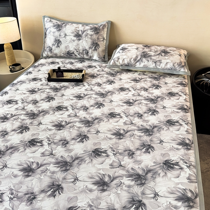 91家纺网 家纺一手货源 找家纺 春寻家纺 2026新款5D印花冰丝席复合三明治款凉席席子 墨染繁花