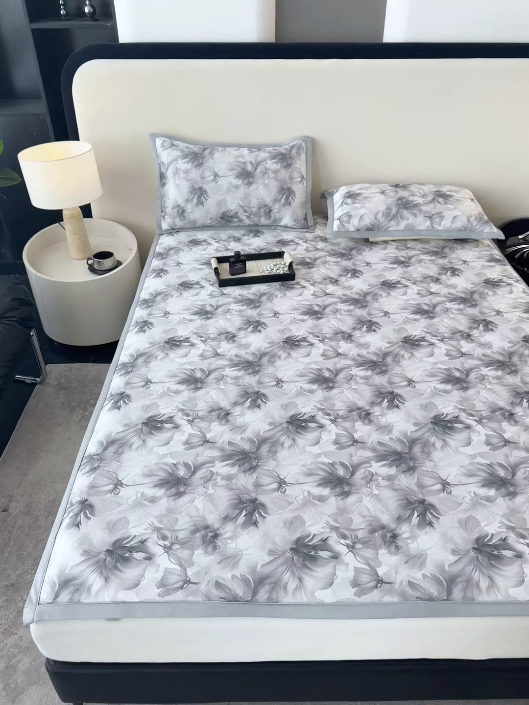 91家纺网 家纺一手货源 找家纺 春寻家纺 2026新款5D印花冰丝席复合三明治款凉席席子 墨染繁花