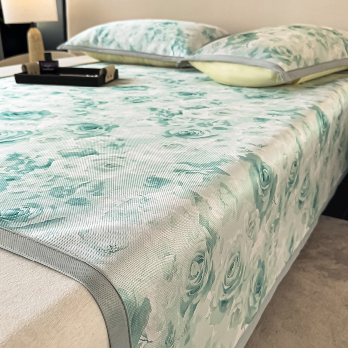 91家纺网 家纺一手货源 找家纺 春寻家纺 2026新款5D印花冰丝席复合三明治款凉席席子 青风花影