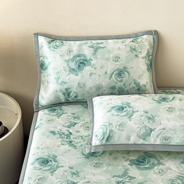 91家纺网 家纺一手货源 找家纺 春寻家纺 2026新款5D印花冰丝席复合三明治款凉席席子 青风花影