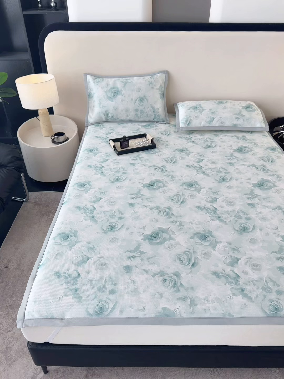 91家纺网 家纺一手货源 找家纺 春寻家纺 2026新款5D印花冰丝席复合三明治款凉席席子 青风花影