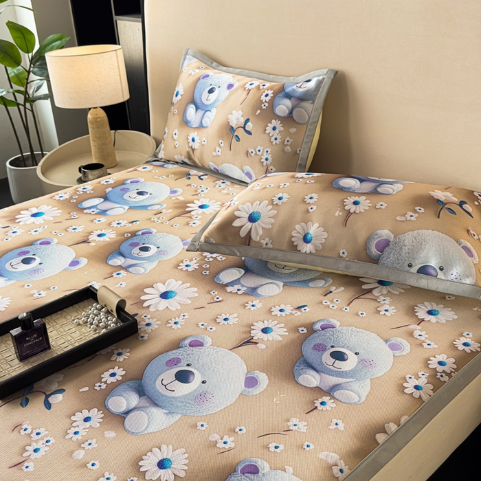 91家纺网 家纺一手货源 找家纺 春寻家纺 2026新款5D印花冰丝席复合三明治款凉席席子 元气小熊-咖