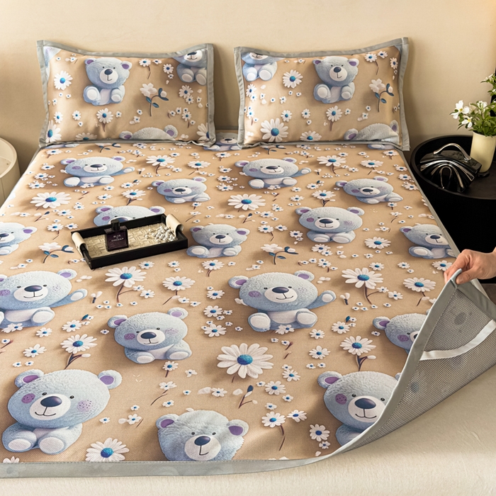 91家纺网 家纺一手货源 找家纺 春寻家纺 2026新款5D印花冰丝席复合三明治款凉席席子 元气小熊-咖