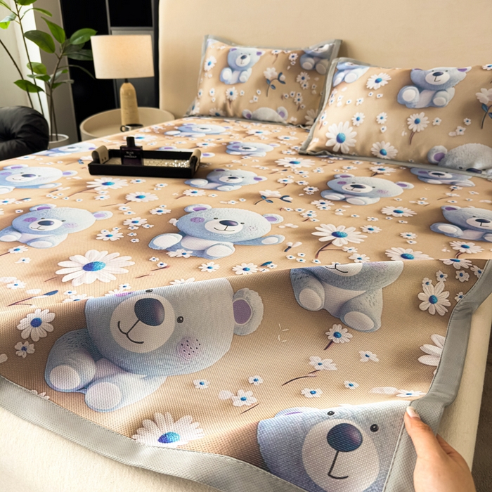 91家纺网 家纺一手货源 找家纺 春寻家纺 2026新款5D印花冰丝席复合三明治款凉席席子 元气小熊-咖