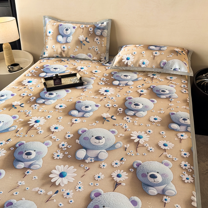 91家纺网 家纺一手货源 找家纺 春寻家纺 2026新款5D印花冰丝席复合三明治款凉席席子 元气小熊-咖