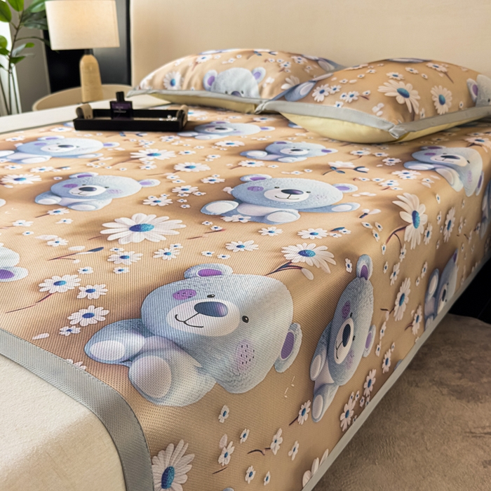 91家纺网 家纺一手货源 找家纺 春寻家纺 2026新款5D印花冰丝席复合三明治款凉席席子 元气小熊-咖