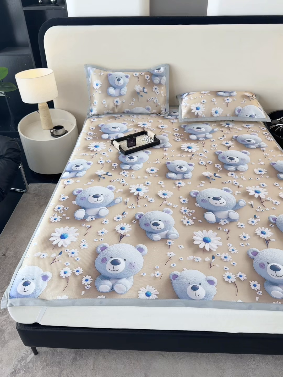 91家纺网 家纺一手货源 找家纺 春寻家纺 2026新款5D印花冰丝席复合三明治款凉席席子 元气小熊-咖