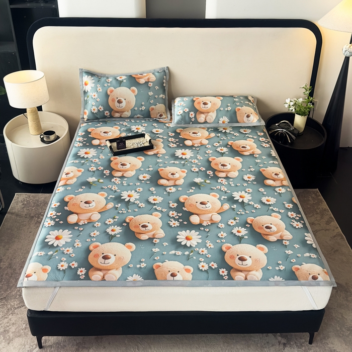 91家纺网 家纺一手货源 找家纺 春寻家纺 2026新款5D印花冰丝席复合三明治款凉席席子 元气小熊-蓝