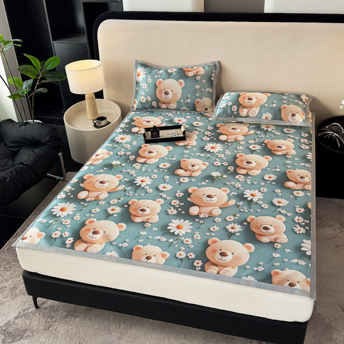 91家纺网 家纺一手货源 找家纺 春寻家纺 2026新款5D印花冰丝席复合三明治款凉席席子 元气小熊-蓝