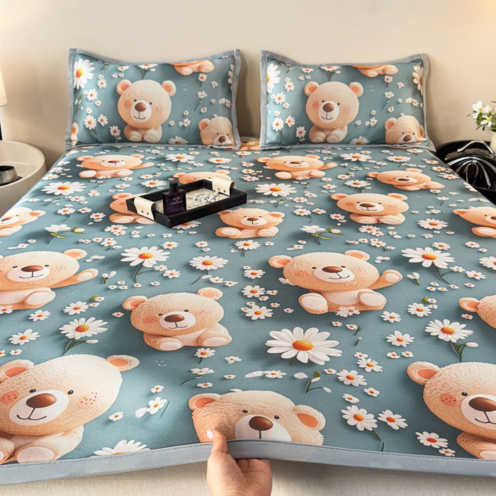 91家纺网 家纺一手货源 找家纺 春寻家纺 2026新款5D印花冰丝席复合三明治款凉席席子 元气小熊-蓝