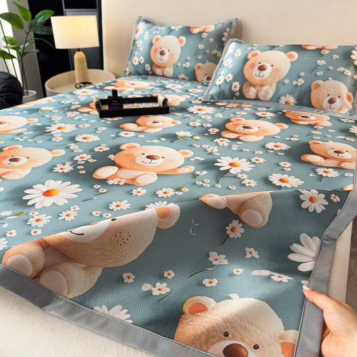 91家纺网 家纺一手货源 找家纺 春寻家纺 2026新款5D印花冰丝席复合三明治款凉席席子 元气小熊-蓝