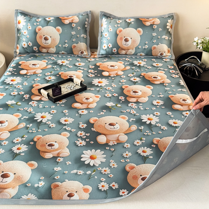 91家纺网 家纺一手货源 找家纺 春寻家纺 2026新款5D印花冰丝席复合三明治款凉席席子 元气小熊-蓝