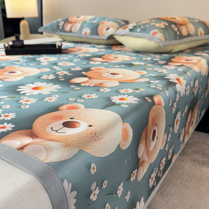 91家纺网 家纺一手货源 找家纺 春寻家纺 2026新款5D印花冰丝席复合三明治款凉席席子 元气小熊-蓝