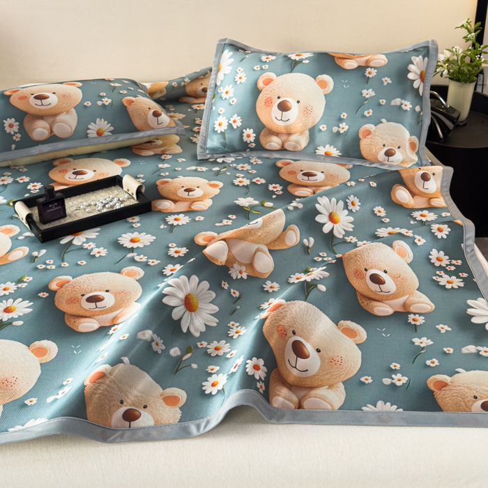 91家纺网 家纺一手货源 找家纺 春寻家纺 2026新款5D印花冰丝席复合三明治款凉席席子 元气小熊-蓝