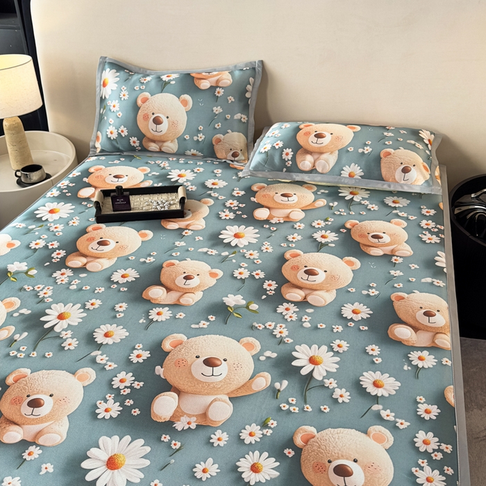 91家纺网 家纺一手货源 找家纺 春寻家纺 2026新款5D印花冰丝席复合三明治款凉席席子 元气小熊-蓝