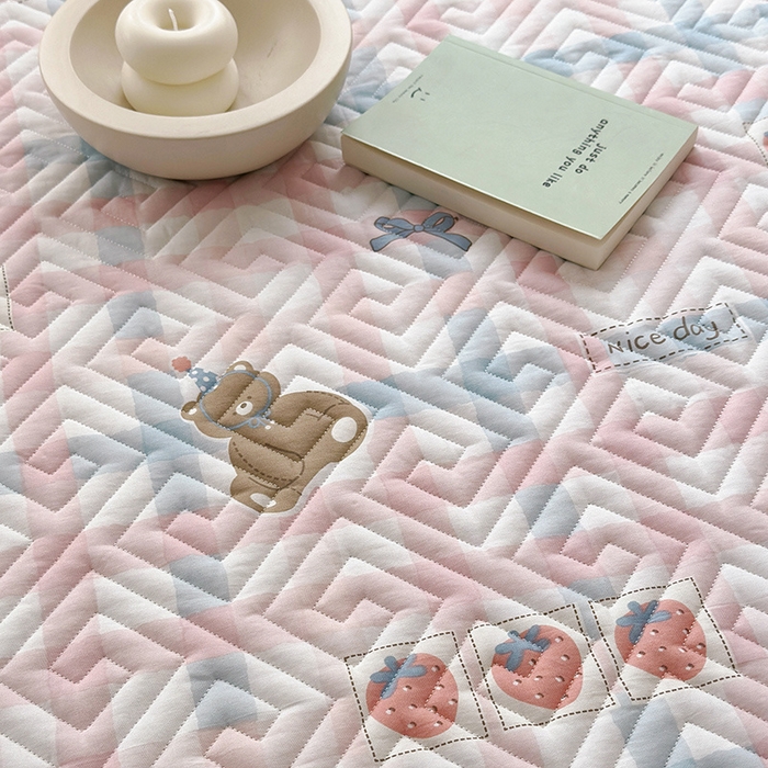 91家纺网 家纺一手货源 找家纺 舒居家纺 2026新款卡通可爱全棉床护垫软床垫垫子-大床图 生日熊