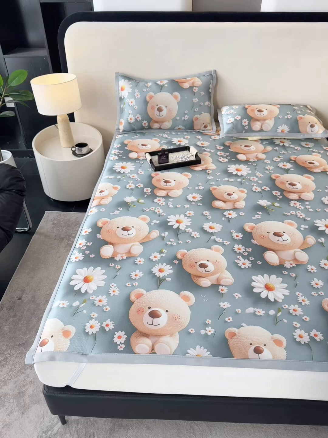 91家纺网 家纺一手货源 找家纺 春寻家纺 2026新款5D印花冰丝席复合三明治款凉席席子 元气小熊-蓝