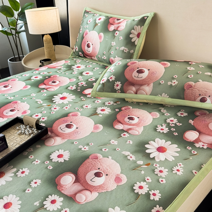 91家纺网 家纺一手货源 找家纺 春寻家纺 2026新款5D印花冰丝席复合三明治款凉席席子 元气小熊绿