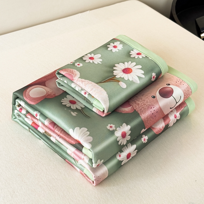 91家纺网 家纺一手货源 找家纺 春寻家纺 2026新款5D印花冰丝席复合三明治款凉席席子 元气小熊绿