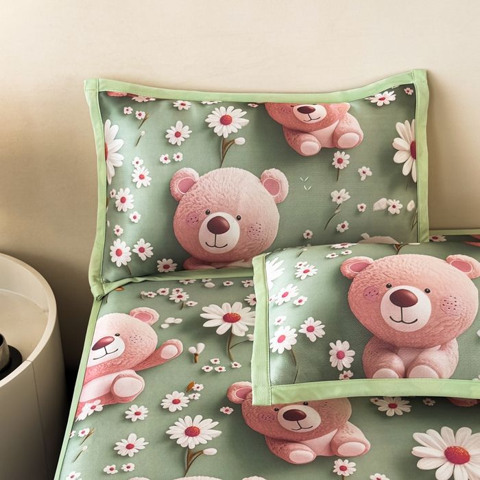 91家纺网 家纺一手货源 找家纺 春寻家纺 2026新款5D印花冰丝席复合三明治款凉席席子 元气小熊绿