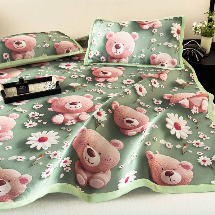 91家纺网 家纺一手货源 找家纺 春寻家纺 2026新款5D印花冰丝席复合三明治款凉席席子 元气小熊绿